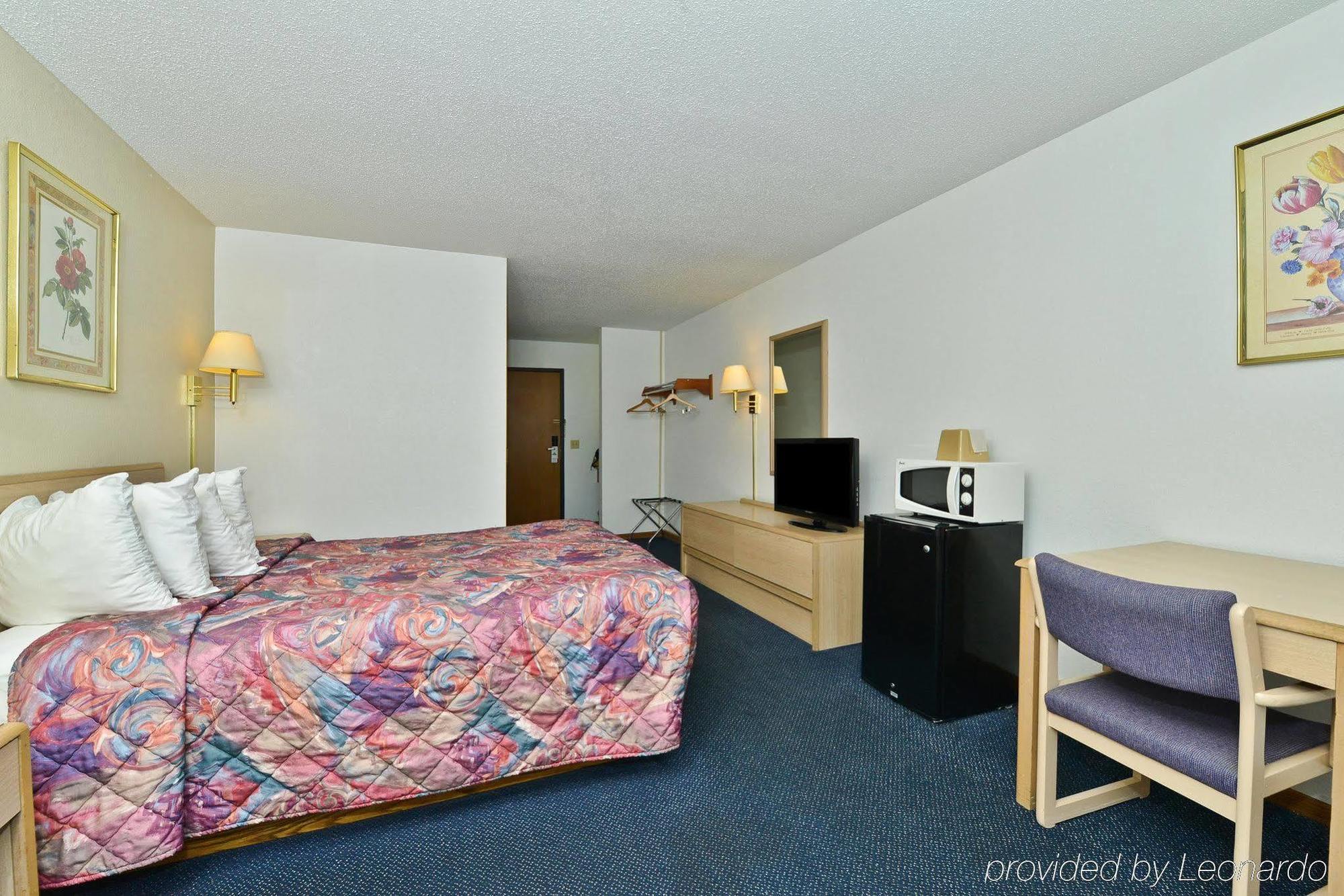 Americas Best Value Inn Champaign Exterior photo